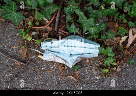 Slough, Großbritannien. Juli 2024. Entsorgte Gesichtsmasken vor dem Wexham Park Hospital in Slough, Berkshire. Einige Krankenhäuser fordern Patienten mit COVID-19-Symptomen auf, sich fernzuhalten, da die Zahl der Patienten, die positiv auf COVID-19 getestet wurden, wieder zunimmt. Bei den Varianten COVID-19 Flirt und LB.1 steigen die Fälle. University College London Hospitals NHS Foundation Trust sagte: „Wir sehen einen Anstieg der Fälle von COVID-19 in London und der Patienten, die in UCLH-Krankenhäusern positiv getestet wurden. Wir sind zwar für Besucher offen, aber bitte besuchen Sie nicht, wenn Sie Symptome von COVID-19 haben. Gutschrift: Stockfoto