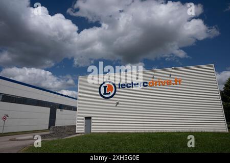 Leclerc Supermarkt Click and Collect Drive Through in Beaune, Burgund, Frankreich. Stockfoto