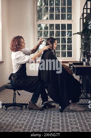 Frau, Friseur und Haarschneiden von Kunden für Keratin-Behandlung, Haarpflege und professionell für die Frisur. Schönheitssalon, Kosmetikerin und Stockfoto