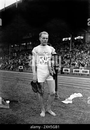 Aktenfoto vom 07/24 von Paavo Nurmi. Einige schaffen einzigartige, bahnbrechende Momente, die Jahrzehnte lang läuten. Andere verlassen ihre jeweiligen Spiele voller Medaillen. Der Irascible Finn ist nach wie vor der dominanteste Mittel- und Langstreckenläufer der Geschichte und gewann zwischen 1920 und 1928 neun Olympische Goldmedaillen und insgesamt zwölf Medaillen. Ausgabedatum: Freitag, 12. Juli 2024. Stockfoto