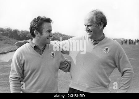 Aktenfoto vom 18-09-1969 von Brian Huggett (links) und Neil Coles. Brian Huggett teilte sich mit 13 Schlägen hinter dem Champion Golfer den dritten Platz. Ausgabedatum: Freitag, 12. Juli 2024. Stockfoto