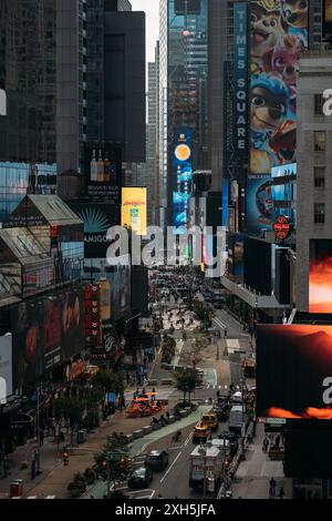 NEW YORK, USA - 26. SEPTEMBER 2023: Geschäftiger Blick auf die Straße des Times Square in New York City mit farbenfrohen Reklametafeln Stockfoto