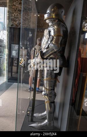 Ritter mit Vollteller Amour und Schwert, Seitenansicht, Ausstellung im Schloss Ljubljana, Slowenien. Stockfoto