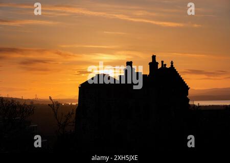 Old Observatory House Silhouette bei Sonnenuntergang auf Calton Hill in Edinburgh in Schottland, Großbritannien. Stockfoto