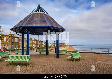 Blick auf die Promenade von Portobello in Edinburgh, Schottland, Großbritannien. Runder, gepflasterter Platz mit Bänken und Pavillon mit Blick auf den Strand von Firth of Forth Stockfoto