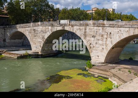 Die Pons Cestius (Cestian Bridge, Ponte Cestio) über den Tiber, die antike römische Brücke zur Tiberinsel in Rom, Italien. Stockfoto