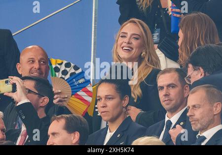 Adele Laurie Blue Adkins MBE, bekannt als Adele, britische Sängerin und Songwriterin Oscar-, Golden-Globe und 16 Grammy-Gewinner neben Philipp LAHM Ex Profi Ex-DFB-Kapitän, Celia SASIC, DFB Integrationsbotschafterin, im Halbfinalspiel NIEDERLANDE - ENGLAND 1-2 der UEFA-Europameisterschaften 2024 am 10. Juli 2024 in Dortmund, Deutschland. Stockfoto