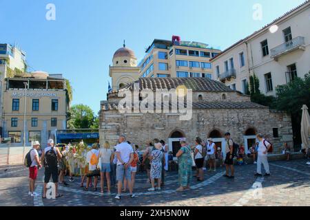 Eine Gruppe von Touristen auf einer geführten Stadtbesichtigung außerhalb der Heiligen Kirche der Jungfrau Maria Pantanassa - Monastiraki athen griechenland Stockfoto