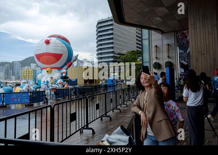 Hongkong, China. Juli 2024. Die Leute machen Fotos von der Doraemon-Ausstellung von K11 Musea. 100 % Doraemon & Friends Hong Kong Tour Ausstellung und Pop-up Store beginnen vom 13. Juli bis 18. August. (Kreditbild: © Keith Tsuji/ZUMA Press Wire) NUR REDAKTIONELLE VERWENDUNG! Nicht für kommerzielle ZWECKE! Stockfoto