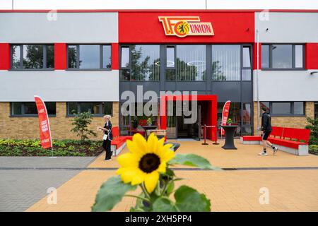 Berlin, Deutschland. Juli 2024. Blick auf den Eingang zum Funktionsgebäude des Trainingszentrums Oberspree des Bundesligisten 1. FC Union Berlin. Der Sportplatz mit seinem funktionalen Gebäude und dem strapazierfähigen Rasen soll zum zentralen Ansprechpartner für Jugend-, Frauen- und Amateurfußball werden. Quelle: Soeren Stache/dpa/Alamy Live News Stockfoto