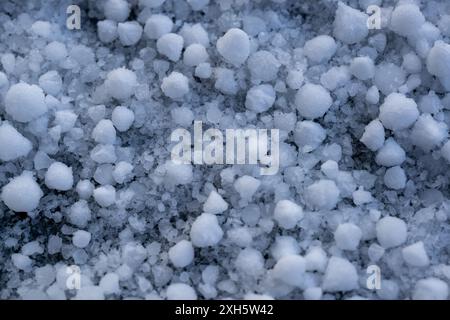 Schneeregen ist eine Form von Niederschlag, bei der Schneekristalle zusammenklumpen und aufgrund von gefrorenen Wassertropfen kleine Perlen bis zu einer Größe von 5 mm bilden. Stockfoto