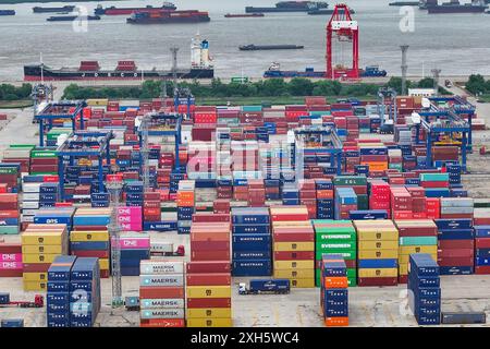 NANJING, CHINA.12. JULI 2024.Luftaufnahme von Containern, die am 12. Juli 2024 im Hafen von Longtan am Ufer des Yangtze in Nanjing, Provinz Jiangsu, China, gestapelt waren. Chinas Gesamteinfuhren und -Exporte stiegen in der ersten Jahreshälfte um 6,1 Prozent auf 21,17 Billionen Yuan (2,91 Billionen Dollar) und erreichten damit ein Rekordhoch, wie Daten der Allgemeinen Zollverwaltung am 12. Juli zeigten.Credit: Yang Bo/China News Service/Alamy Live News Stockfoto