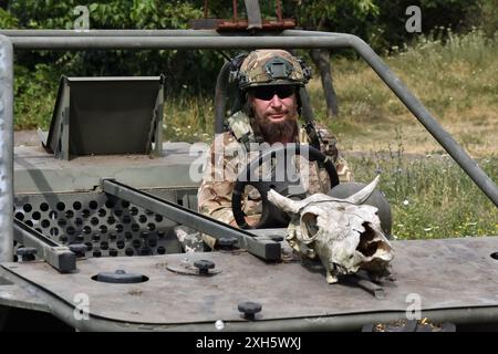 Ein ukrainischer Soldat aus dem Evakuierungsteam der 65. Separaten Mechanisierten Brigade sitzt im Evakuierungswagen bei Orichhiv. Ukrainische Verteidiger benutzen Strandbuggys, Geländefahrzeuge und Elektrofahrräder an der Front, da diese Fahrzeuge leiser und schwieriger zu sehen und zu hören sind. Dies gibt Soldaten an der Front eine bessere Chance, russischen Drohnen zu entgehen und zu überleben. Diese kleinen Fahrzeuge waren kein Ersatz für traditionelle Militärfahrzeuge. Sie verfügen nicht über die Feuerkraft und den Platz, um eine große Anzahl von Personen oder Fracht zu transportieren, und ihr Mangel an Rüstung macht alle an Bord verwundbar. Bu Stockfoto