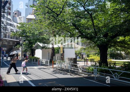 Öffentliche Toilette von Fumihiko Maki im Ebisu Park East in Tokio Japan - Teil des Tokio Toilet Project Stockfoto