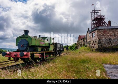 Ein Dampfjäger und die Pithead Winding Gear im Big Pit National Mining Museum of Wales, Blaenafon, South Wales Stockfoto