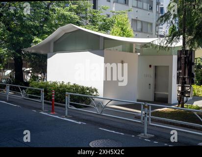 Öffentliche Toilette von Fumihiko Maki im Ebisu Park East in Tokio Japan - Teil des Tokio Toilet Project Stockfoto