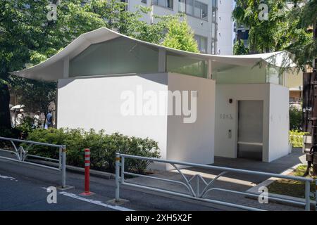 Öffentliche Toilette von Fumihiko Maki im Ebisu Park East in Tokio Japan - Teil des Tokio Toilet Project Stockfoto