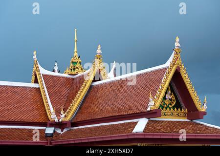 Mehrschichtiges Dach eines Tempels mit goldenen Kanten und Statuen an seinen Enden, Wat Phra Yai, der große Buddha Tempel, auf Ko Phan, Koh Samui, Thailand Stockfoto