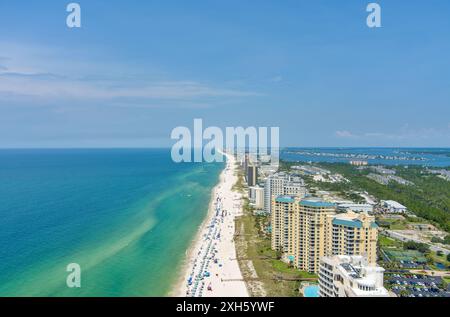 Blick aus der Vogelperspektive auf den Strand von Perdido Key, Florida im Juli Stockfoto
