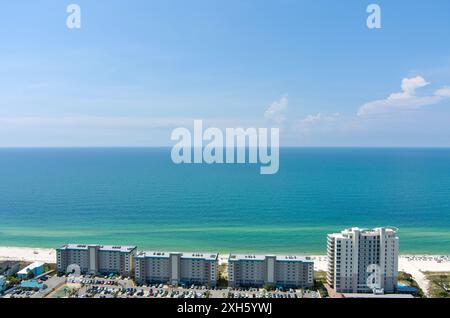 Blick aus der Vogelperspektive auf den Strand von Perdido Key, Florida im Juli Stockfoto