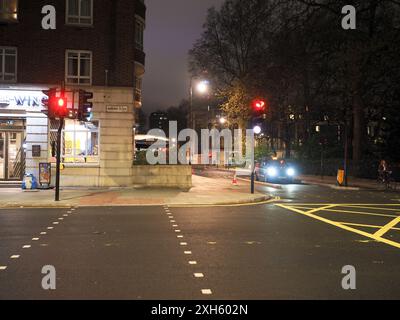 Woburn Place in London bei Nacht gesehen Stockfoto
