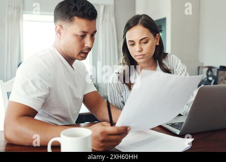 Paaren, Konversationen und Dokumente mit dem Notebook zu Hause für Familienkosten, Sparfonds und Budgetanalyse. Computer, Mann und Frau mit Hypothek Stockfoto