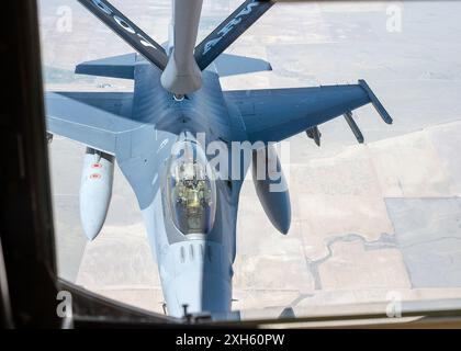 TINKER AIR FORCE BASE, OKLAV. — Eine KC-135 Stratotanker mit dem 507th Air Tanking Wing betankt Luft mit einem F-16 Fighting Falcon ab 140 t Stockfoto