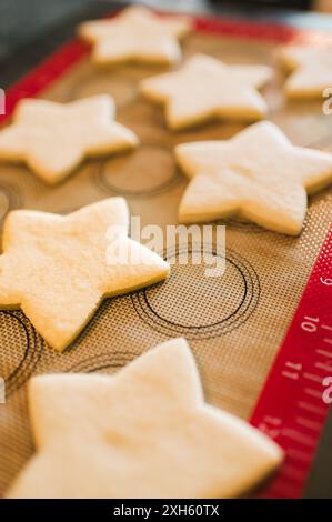star shaped sugar cookies on a baking sheet Stockfoto