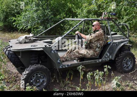 Ein ukrainischer Soldat aus dem Evakuierungsteam der 65. Separaten Mechanisierten Brigade fährt einen Evakuierungswagen in der Nähe von Orichhiv. Ukrainische Verteidiger benutzen Strandbuggys, Geländefahrzeuge und Elektrofahrräder an der Front, da diese Fahrzeuge leiser und schwieriger zu sehen und zu hören sind. Dies gibt Soldaten an der Front eine bessere Chance, russischen Drohnen zu entgehen und zu überleben. Diese kleinen Fahrzeuge waren kein Ersatz für traditionelle Militärfahrzeuge. Sie verfügen nicht über die Feuerkraft und den Platz, um eine große Anzahl von Personen oder Fracht zu transportieren, und ihr Mangel an Rüstung macht alle an Bord verwundbar. Aber Stockfoto