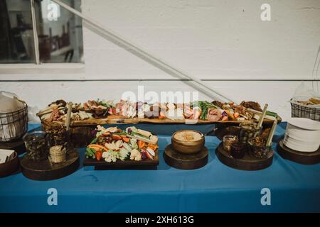 Colorful charcuterie spread with assorted vegetables, meats, and dips. Stockfoto