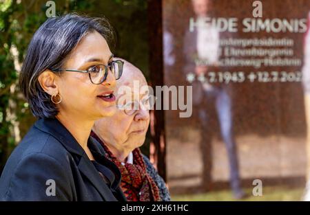 Kiel, Deutschland. Juli 2024. Serpil Midyatli (SPD, l), Vorsitzende der SPD Schleswig-Holstein, und Udo Simonis, Witwer von Schleswig-Holsteins ehemaligem Ministerpräsidenten Simonis, stehen zum ersten Todestag an Heide Simonis Grab. Quelle: Axel Heimken/dpa/Alamy Live News Stockfoto