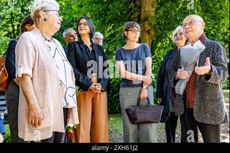 Kiel, Deutschland. Juli 2024. Serpil Midyatli (SPD, 2. Von links), SPD-Vorsitzende Schleswig-Holstein, und Udo Simonis (r), Witwer von Schleswig-Holsteins ehemaligem Ministerpräsidenten Simonis, sprechen mit Besuchern zum ersten Todestag von Heide Simonis. Quelle: Axel Heimken/dpa/Alamy Live News Stockfoto