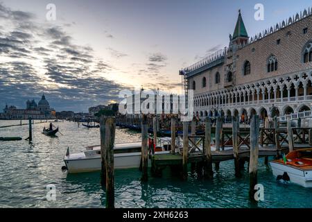 Herzogspalast in Venedig in der Nähe des Kanals Madonnetta bei Sonnenuntergang, in Italien Stockfoto