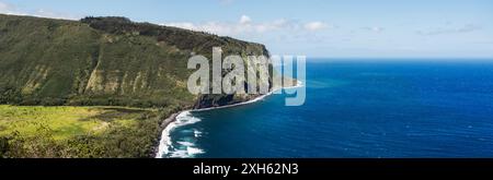Panoramic view of cliffs, valley and ocean at Waipio Valley Lookout. Stockfoto