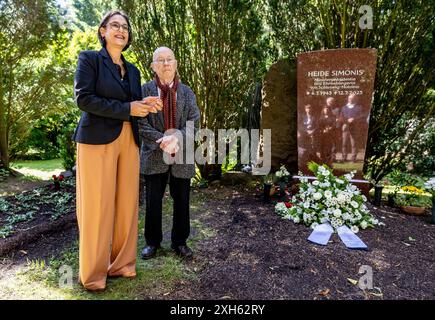 Kiel, Deutschland. Juli 2024. Serpil Midyatli (SPD, r), Vorsitzende der SPD Schleswig-Holstein, und Udo Simonis, Witwer von Schleswig-Holsteins ehemaligem Ministerpräsidenten Simonis, stehen zum ersten Todestag an Heide Simonis Grab. Quelle: Axel Heimken/dpa/Alamy Live News Stockfoto