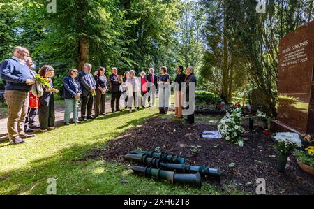 Kiel, Deutschland. Juli 2024. Blumen zieren das Grab von Heide Simonis (SPD), der ehemaligen Ministerpräsidentin Schleswig-Holsteins. SPD-Chef und Witwer Nördlichen zusammen mit Witwer Simonis gedenken die Sozialdemokraten des vor einem Jahr verstorbenen ehemaligen Ministerpräsidenten. Quelle: Axel Heimken/dpa/Alamy Live News Stockfoto