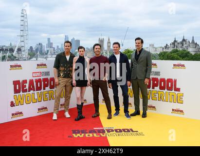 London, Großbritannien. Juli 2024. Ryan Reynolds, Emma Corrin, Shawn Levy, Hugh Jackman und Rob Delaney bei Deadpool & Wolverine UK Photocall. Quelle: Doug Peters/EMPICS/Alamy Live News Stockfoto