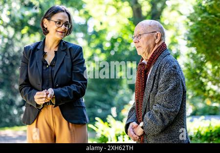 Kiel, Deutschland. Juli 2024. Serpil Midyatli (SPD, l), Vorsitzende der SPD Schleswig-Holstein, und Udo Simonis, Witwer von Schleswig-Holsteins ehemaligem Ministerpräsidenten Simonis, stehen zum ersten Todestag an Heide Simonis Grab. Quelle: Axel Heimken/dpa/Alamy Live News Stockfoto