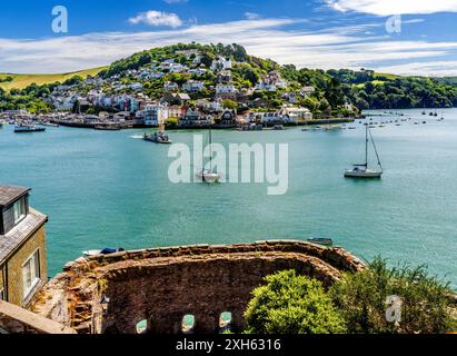 Farbenfrohe Old Bayard's Cove Fort Harbor Fähre Dartmouth Kingwear Devon England. Das Fort wurde in den 1500er Jahren mit großen Kanonen gebaut, um den Hafen vor feindlichen Schiiten zu schützen Stockfoto