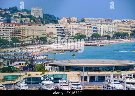 Cannes, Frankreich, 2019. Panoramablick auf den alten Hafen, den Strand und La Croisette. Quelle: Vuk Valcic / Alamy Stockfoto