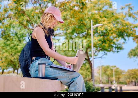 Schüler, der draußen am Laptop arbeitet Stockfoto