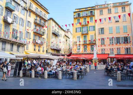 Nizza, Frankreich, 2019. Geschäftiger Platz Rossetti Stadtplatz in der Altstadt von Nizza, Blick tagsüber. Quelle: Vuk Valcic/Alamy Stockfoto