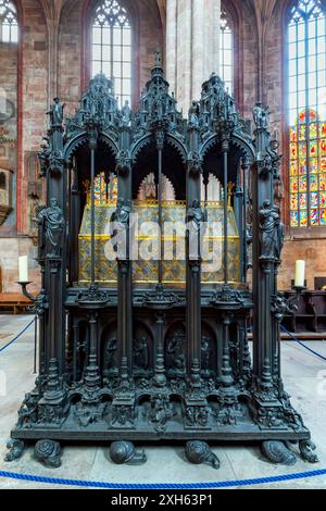 Grab des heiligen Sebaldus von Peter Vischer von 1508 bis 1919. St. Sebaldus Kirche, Nürnberg, Deutschland. Stockfoto