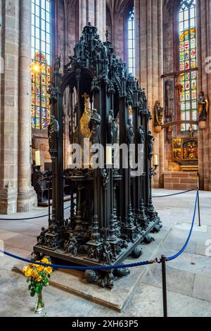 Grab des heiligen Sebaldus von Peter Vischer von 1508 bis 1919. St. Sebaldus Kirche, Nürnberg, Deutschland. Stockfoto