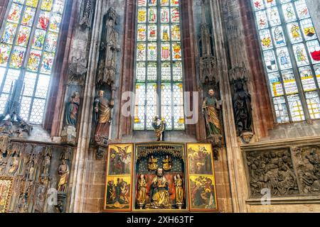 Im Inneren der St. Sebaldus-Kirche, Altar des hl. Peter im Hauptchor mit dem Topler-Altar von 1476–77. Höher oben, Skulpturen von St. Peter und St. P. Stockfoto