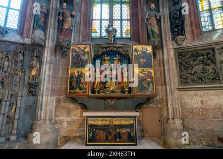 Im Inneren der St. Sebaldus-Kirche, Altar des hl. Peter im Hauptchor mit dem Topler-Altar von 1476–77. Höher oben, Skulpturen von St. Peter und St. P. Stockfoto