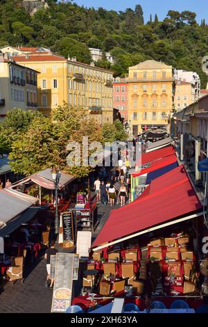 Nizza, Frankreich, 2019. Blick aus der Vogelperspektive auf den Stadtplatz und den Markt von Cours Saleya. Quelle: Vuk Valcic / Alamy Stockfoto