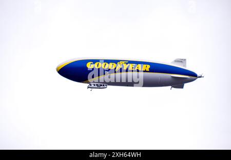 London, Vereinigtes Königreich. 30. Juni 2021. Ein Goodyear-Blimp fliegt über Westminster. Quelle: Vuk Valcic/Alamy Stockfoto