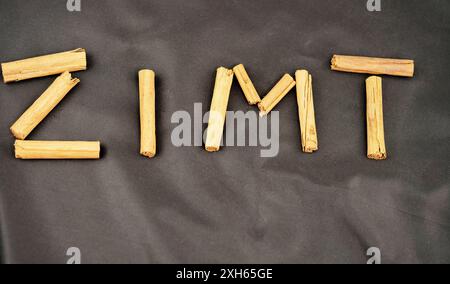 Zimt (Cinnamomum spec.), das Wort ZIMT von ZIMT-Sticks Stockfoto