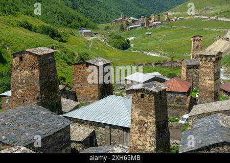 Ushguli, Georgien - 11. Juli 2024: Blick auf Ushguli mit seinen mittelalterlichen Svan Towers, eine traditionelle befestigte Wohnung in Svaneti, Georgien. Stockfoto